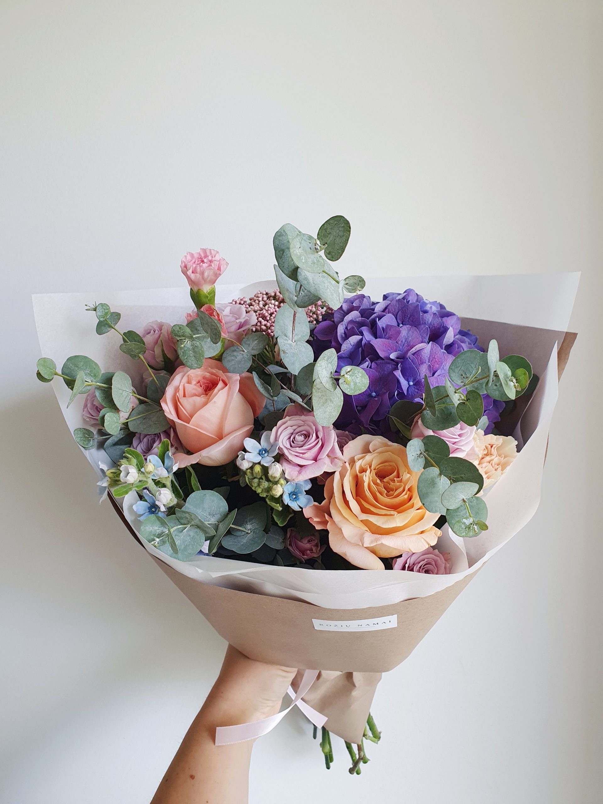 Įvairių gėlių puokštė su hortenzija