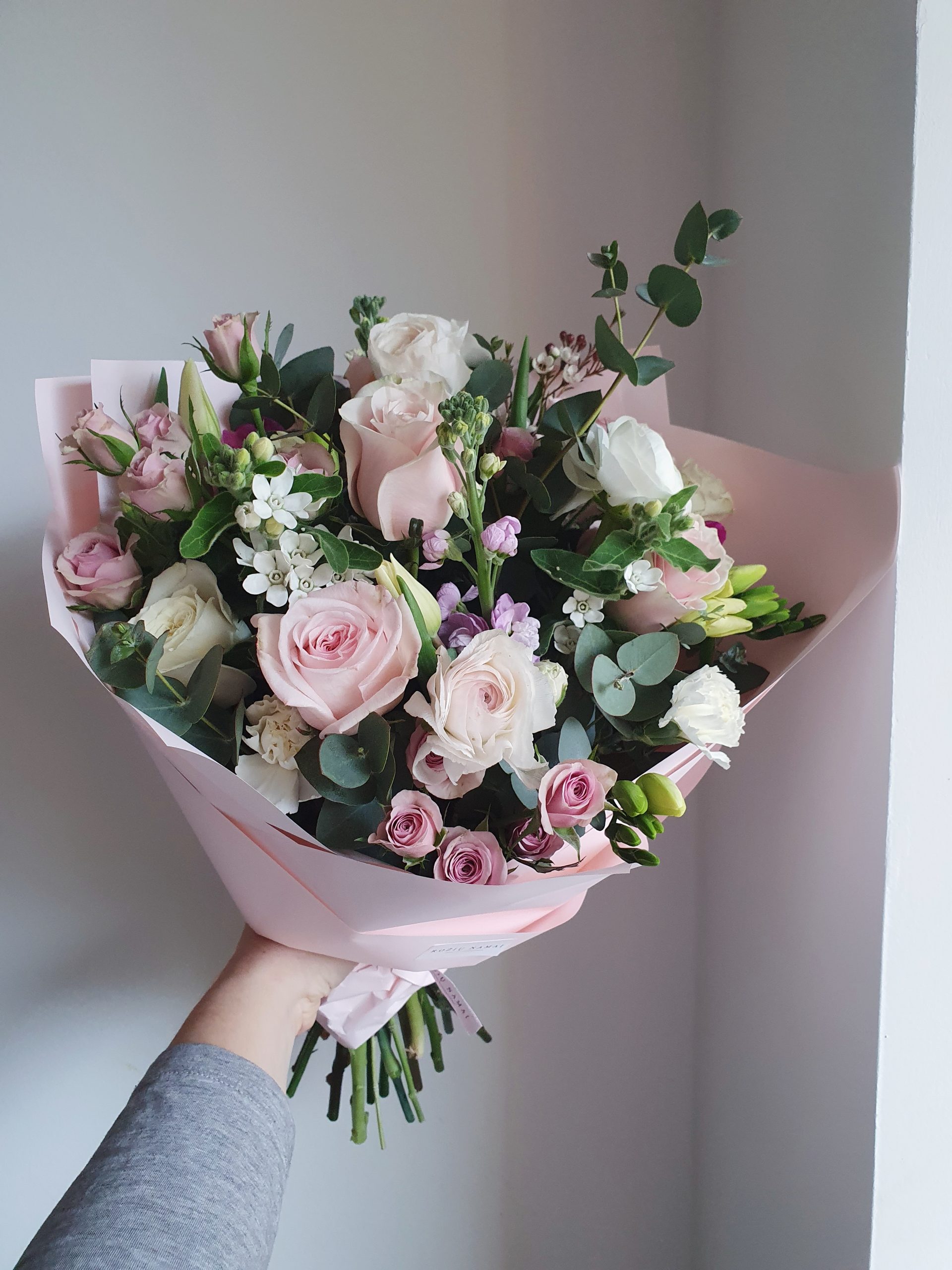 Įvairių gėlių puokštė/ rožinė