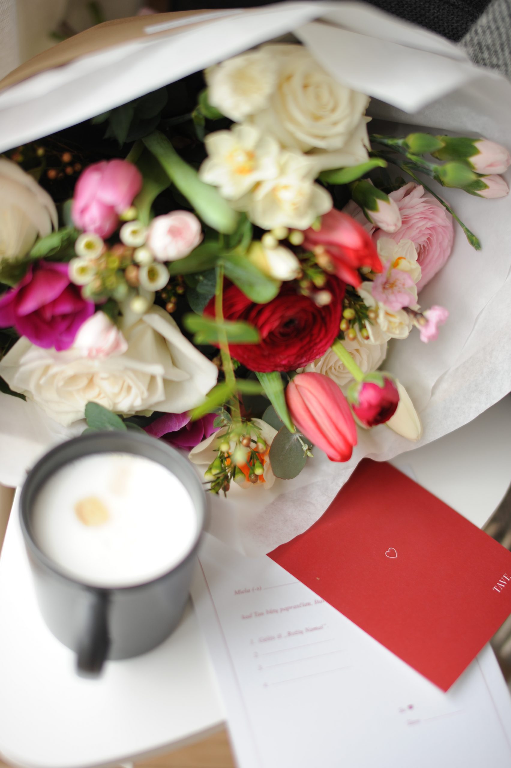 Įvairių gėlių puokštė/ su raudonais akcentais paveikslelis
